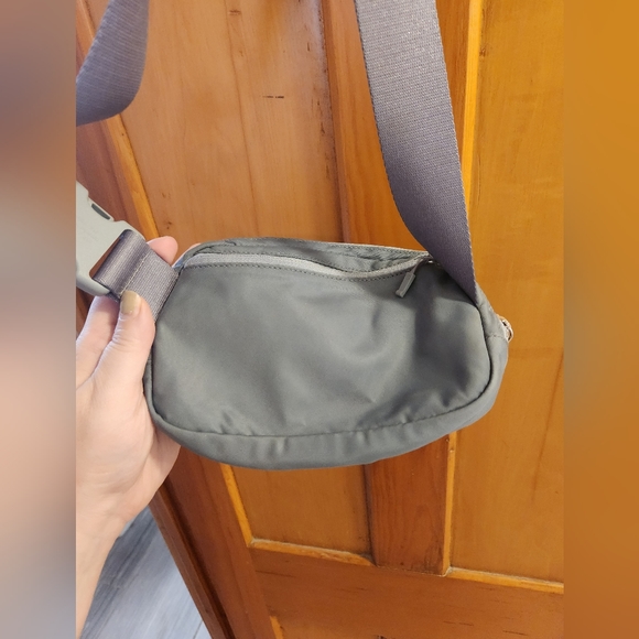 Lululemon Everywhere Belt Bag - Picture 4 of 5